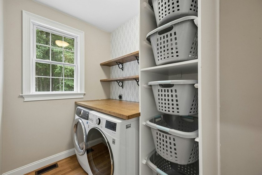 NEIGHBORHOOD SETTING WITH COMMUTER CONVENIENCE! This - photo 19