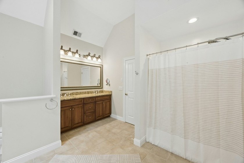 NEIGHBORHOOD SETTING WITH COMMUTER CONVENIENCE! This - photo 24