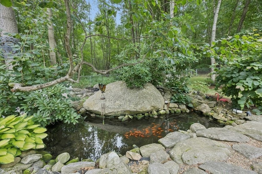NEIGHBORHOOD SETTING WITH COMMUTER CONVENIENCE! This - photo 35