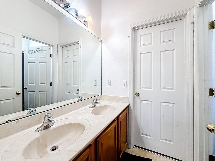 Back on the market after TOM to allow refurbishing. Seller will - photo 6