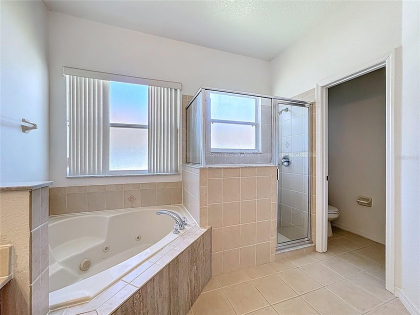 Back on the market after TOM to allow refurbishing. Seller will - photo 7