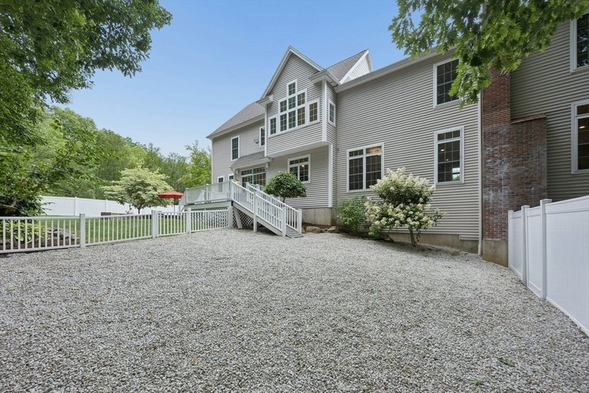 NEIGHBORHOOD SETTING WITH COMMUTER CONVENIENCE! This - photo 37