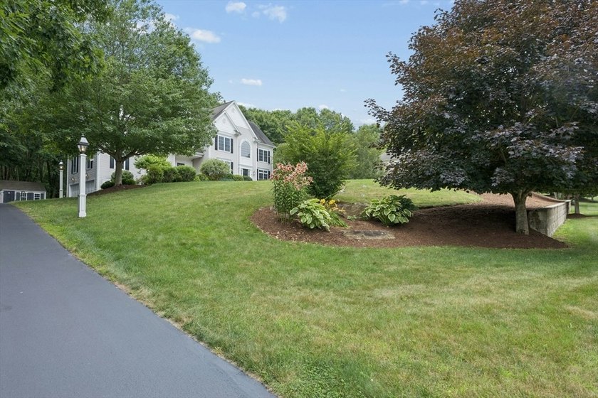 NEIGHBORHOOD SETTING WITH COMMUTER CONVENIENCE! This - photo 40