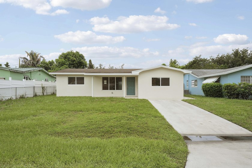 Completely renovated from top to bottom, this move-in ready home - photo 2