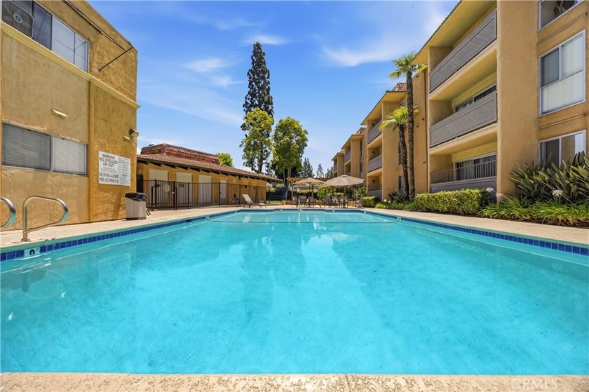 Move-in ready and beautifully updated 2-bedroom, 2-bath condo - photo 2