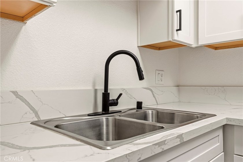 Move-in ready and beautifully updated 2-bedroom, 2-bath condo - photo 8