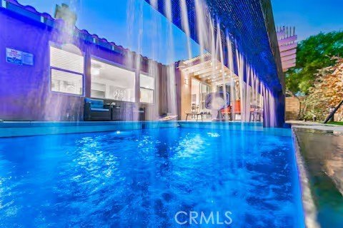 An investor's short-term rental opportunity! Fully furnished and - photo 2