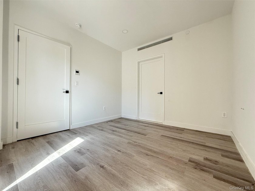 Huge 1 bedroom 2 full bathroom unit that can easily be converted - photo 6