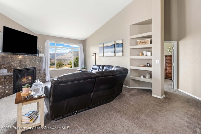 Welcome home! This stunning remodeled 3 bed, 2.5 bath townhouse - photo 11