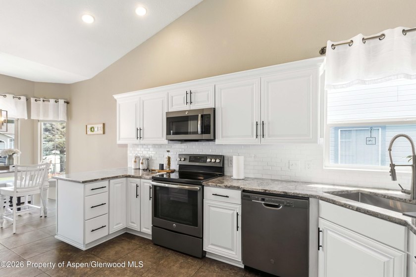 Welcome home! This stunning remodeled 3 bed, 2.5 bath townhouse - photo 14