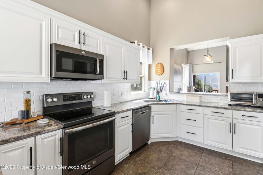 Welcome home! This stunning remodeled 3 bed, 2.5 bath townhouse - photo 15
