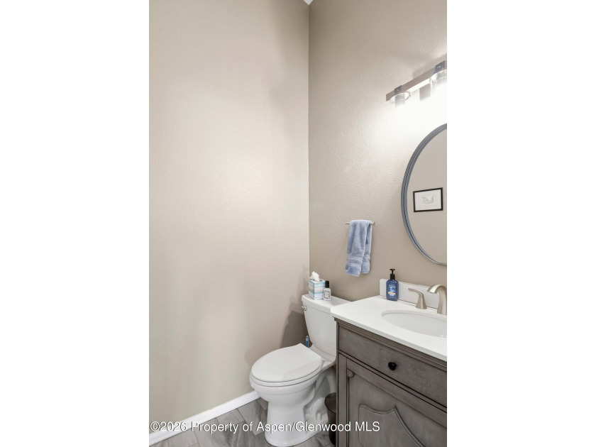 Welcome home! This stunning remodeled 3 bed, 2.5 bath townhouse - photo 18
