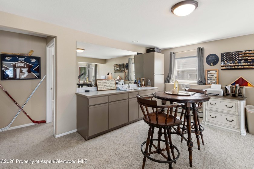 Welcome home! This stunning remodeled 3 bed, 2.5 bath townhouse - photo 24