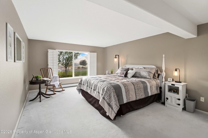 Welcome home! This stunning remodeled 3 bed, 2.5 bath townhouse - photo 25
