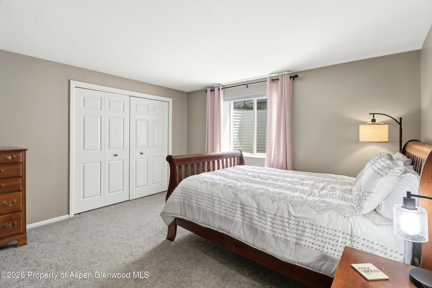 Welcome home! This stunning remodeled 3 bed, 2.5 bath townhouse - photo 27