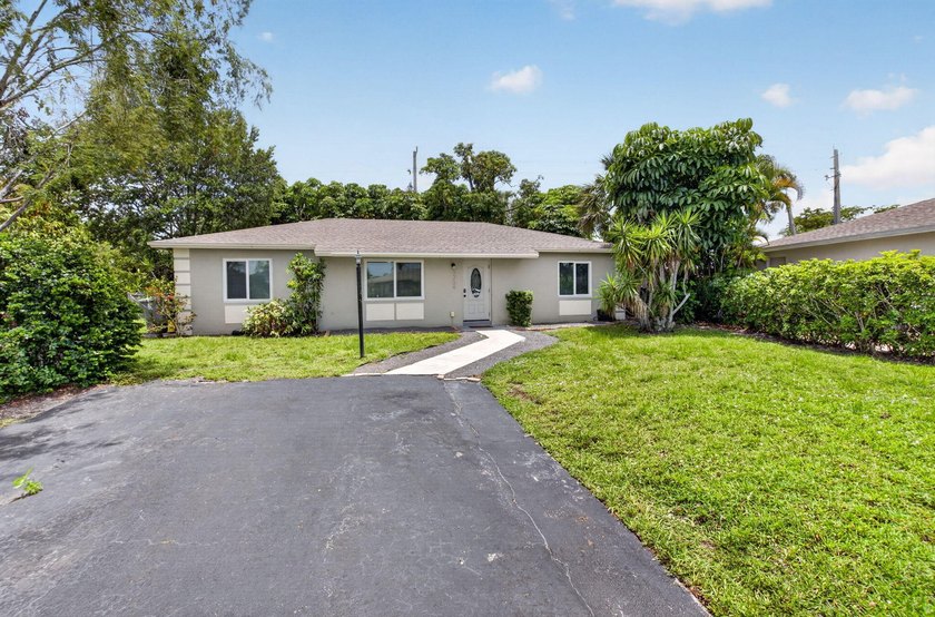 Welcome home to this beautifully updated 3 bedroom 2 bathroom - photo 2