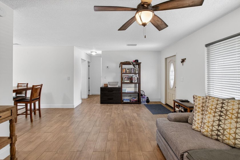 Welcome home to this beautifully updated 3 bedroom 2 bathroom - photo 4