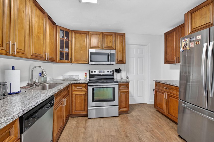 Welcome home to this beautifully updated 3 bedroom 2 bathroom - photo 7