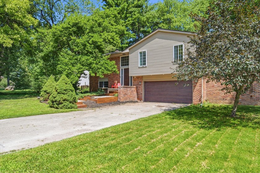Move right into this beautifully updated 4-bedroom, 2.5-bath - photo 3