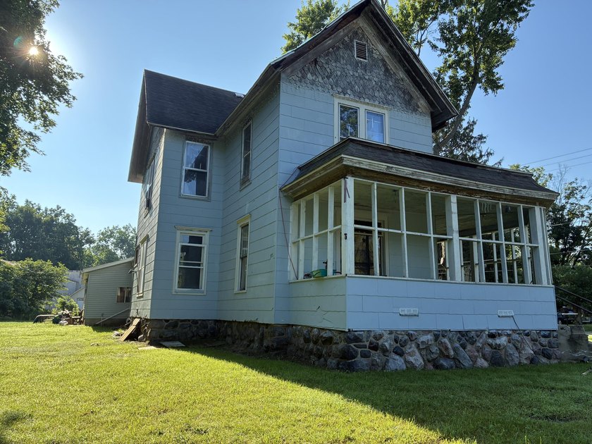 Investment opportunity in the heart of Lawrence! This historic - photo 3