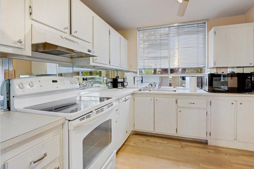 Beautifully maintained 3-bedroom townhouse in a sought-after 55+ - photo 14