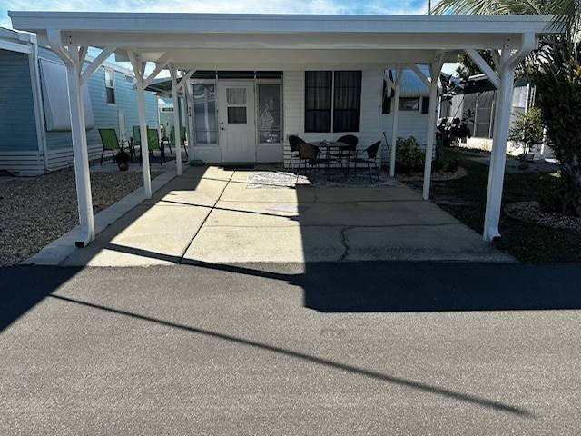 2 Months Free Lot Rent! This lovely hidden gem located in Orchid - photo 2