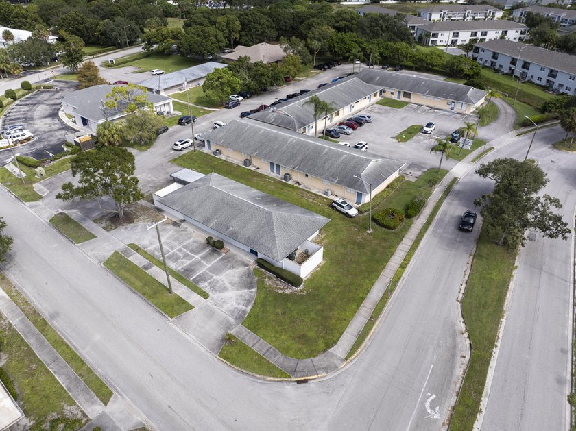 2,100 sq ft free standing medical office building. Ideal for a - photo 6