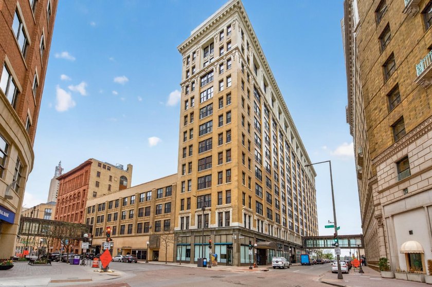 Welcome to urban living in the heart of downtown St. Paul! This - photo 17