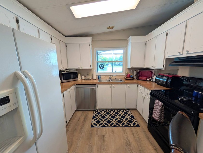 This stunning fully furnished lakefront home in the 55+ - photo 7