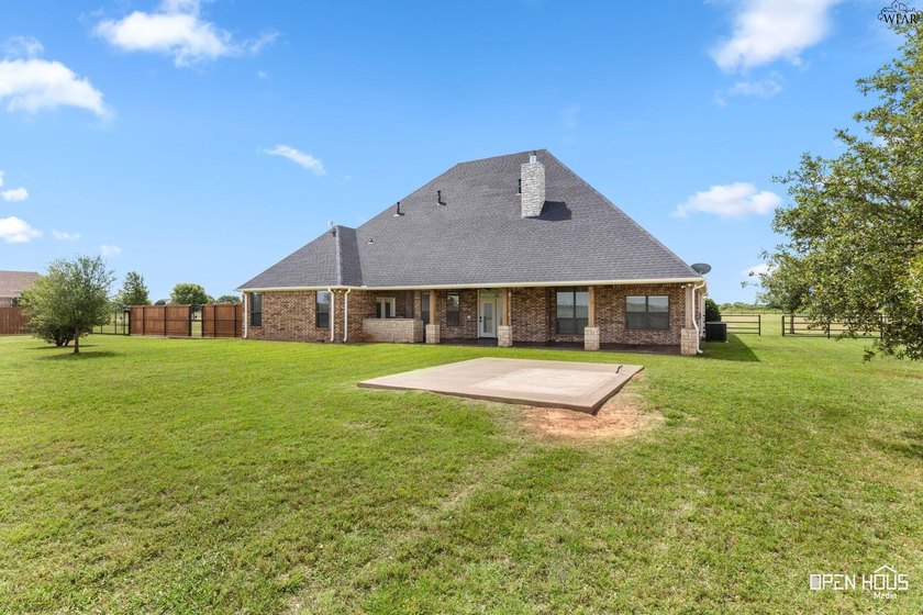 Spacious 4-bedroom, 3.5-bath luxury single-owner home situated - photo 34