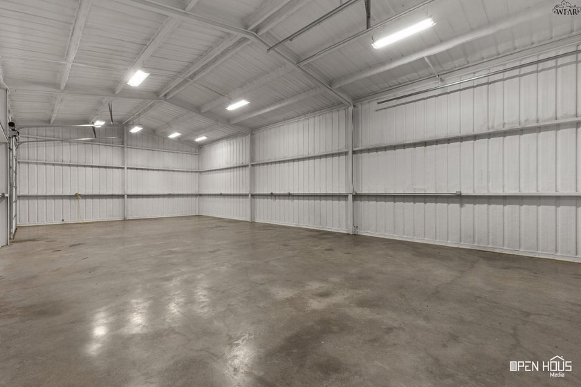 Spacious 4-bedroom, 3.5-bath luxury single-owner home situated - photo 39