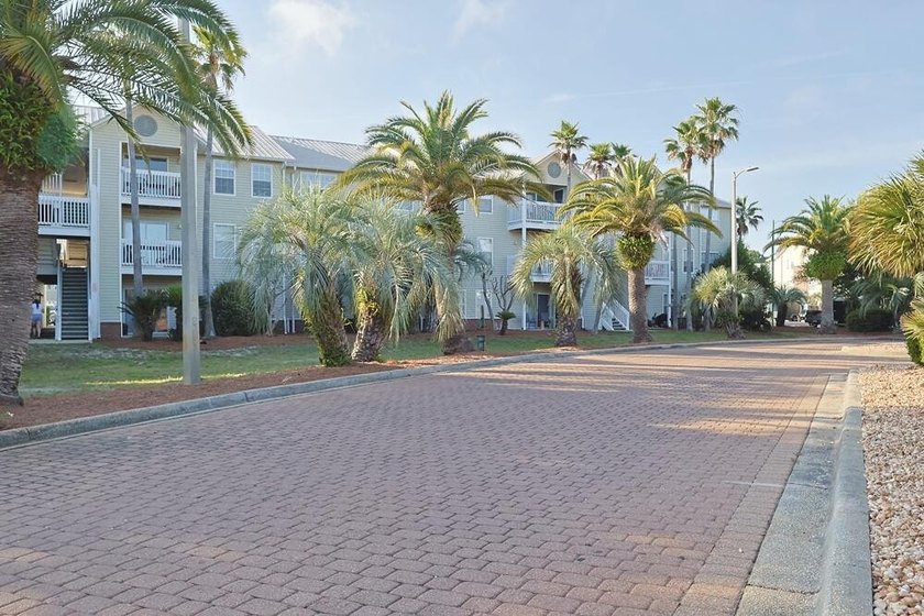SHOWINGS AVAILABLE THIS WEEKEND! Welcome to this well-maintained - photo 14