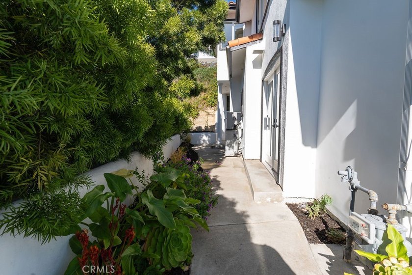 This newly renovated home with breathtaking 180-degree ocean - photo 10