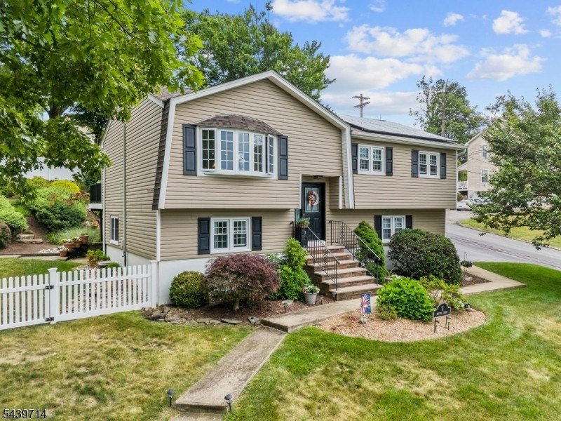 Welcome home to this beautifully maintained 4-bedroom bi-level - photo 2