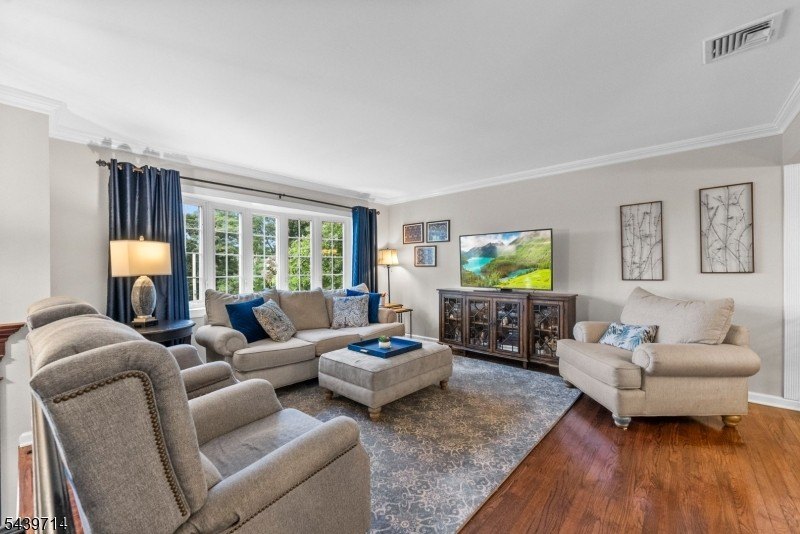 Welcome home to this beautifully maintained 4-bedroom bi-level - photo 4