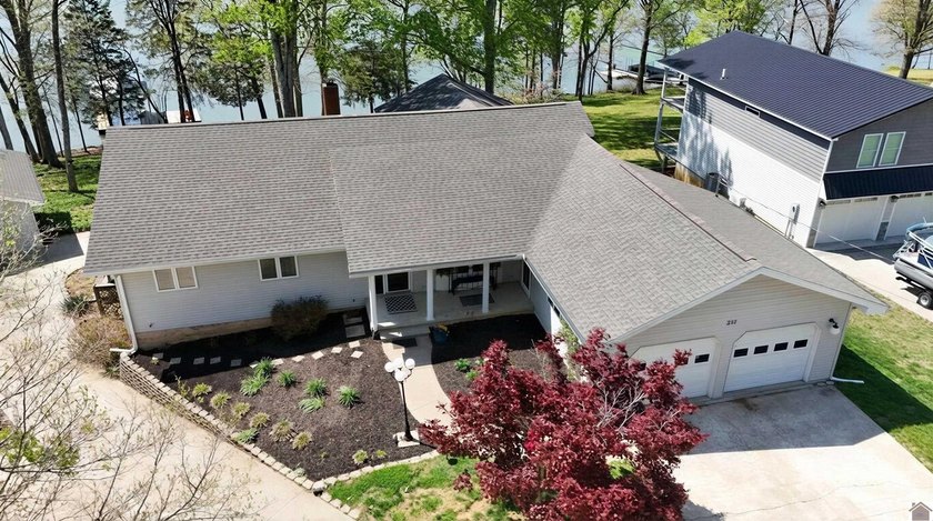 Enjoy the lake life in this 5+ bedroom (sleeps 15) 3 bath - photo 4
