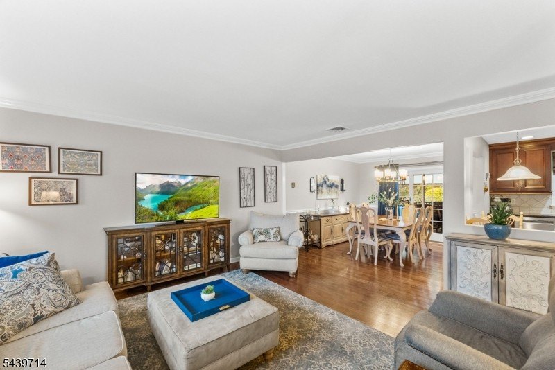 Welcome home to this beautifully maintained 4-bedroom bi-level - photo 5
