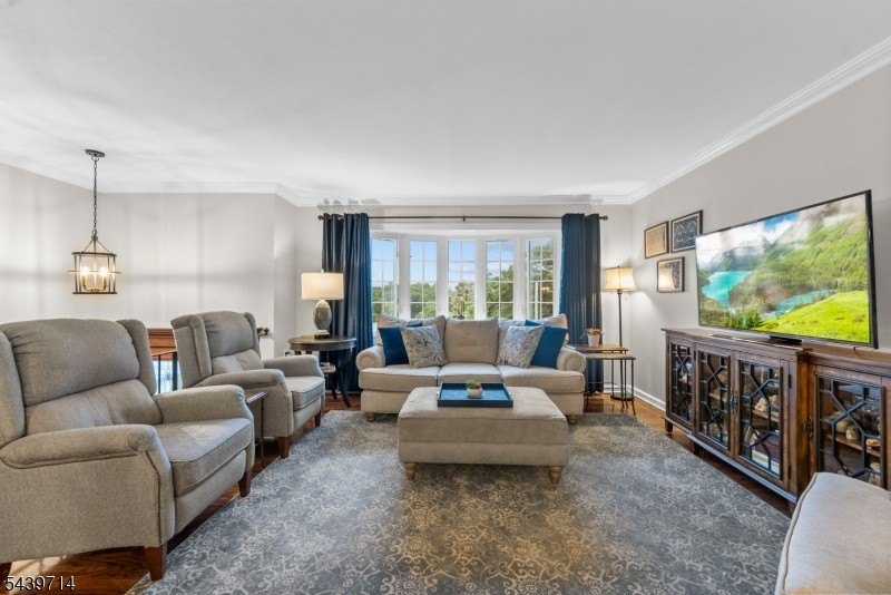 Welcome home to this beautifully maintained 4-bedroom bi-level - photo 6