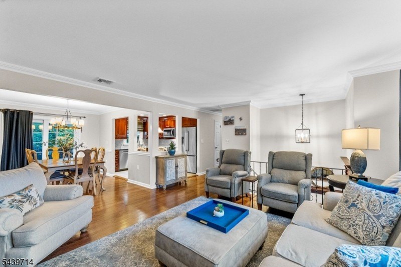 Welcome home to this beautifully maintained 4-bedroom bi-level - photo 7