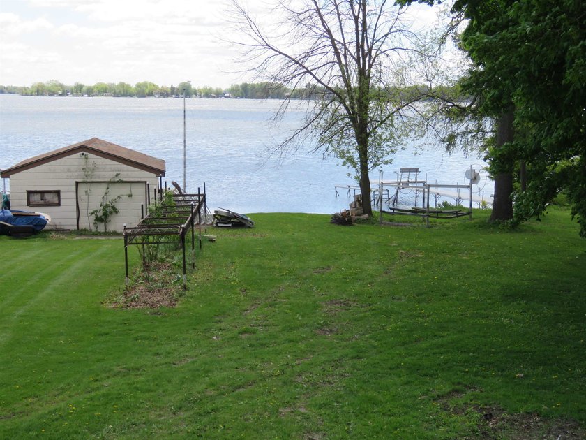 Beautifully remodeled 1 1/2 story home situated on 50 feet of - photo 20
