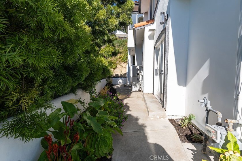 This newly renovated home with breathtaking 180-degree ocean - photo 10