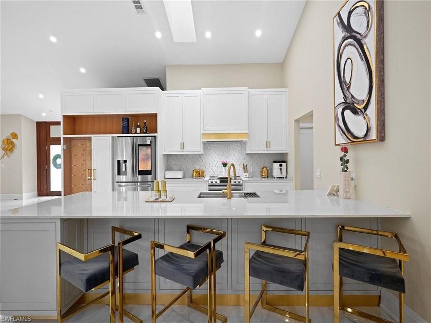 Exquisite Fully Remodeled Hawksridge Pool Home! Beautifully - photo 16