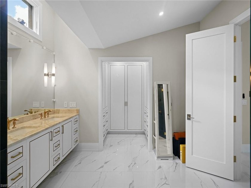 Exquisite Fully Remodeled Hawksridge Pool Home! Beautifully - photo 22