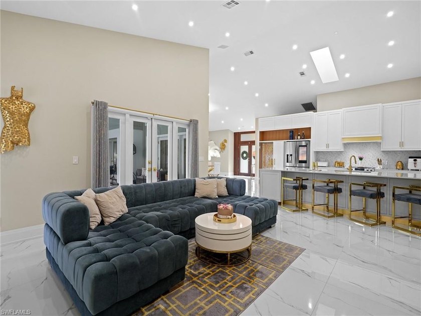 Exquisite Fully Remodeled Hawksridge Pool Home! Beautifully - photo 24