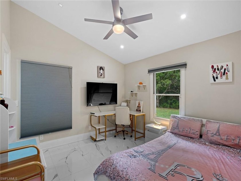 Exquisite Fully Remodeled Hawksridge Pool Home! Beautifully - photo 26