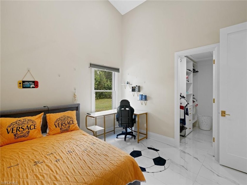 Exquisite Fully Remodeled Hawksridge Pool Home! Beautifully - photo 28
