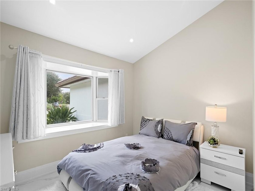 Exquisite Fully Remodeled Hawksridge Pool Home! Beautifully - photo 29