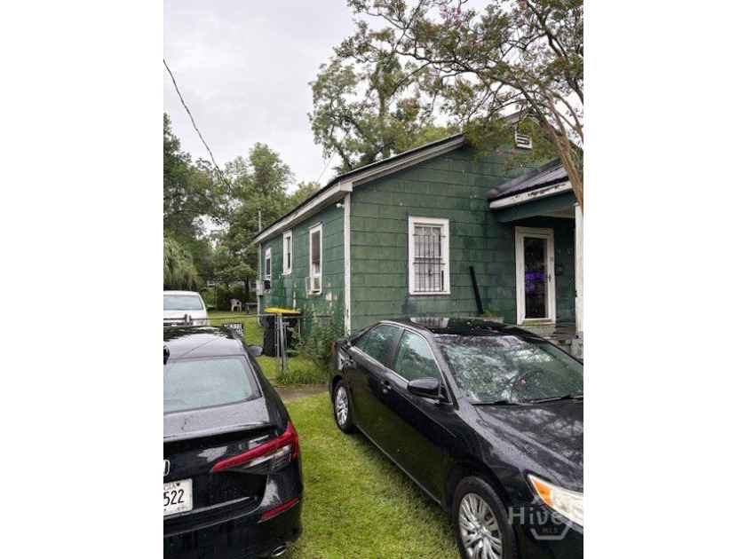 Calling all investors and first time home buyers. Bungalow in an - photo 2