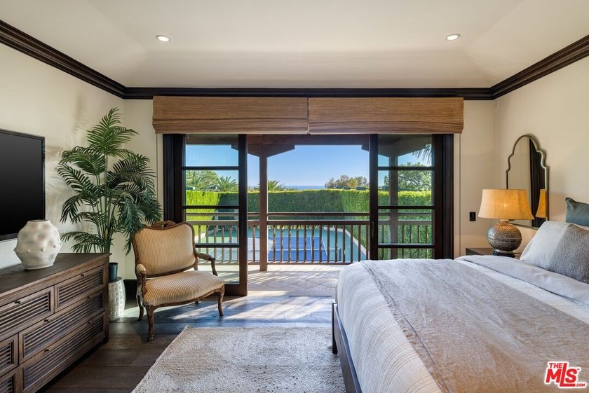 Set on a dramatic bluff of only 14 homes overlooking the Pacific - photo 29