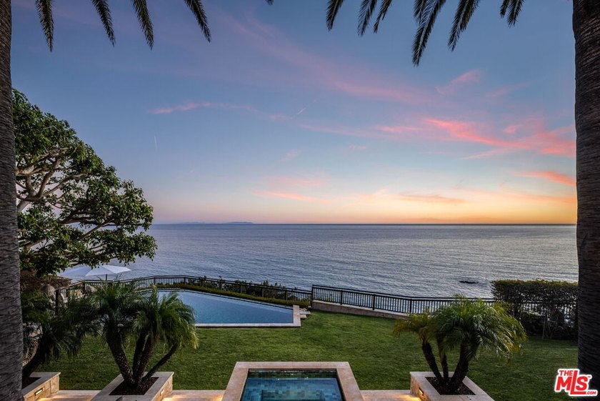 Set on a dramatic bluff of only 14 homes overlooking the Pacific - photo 38